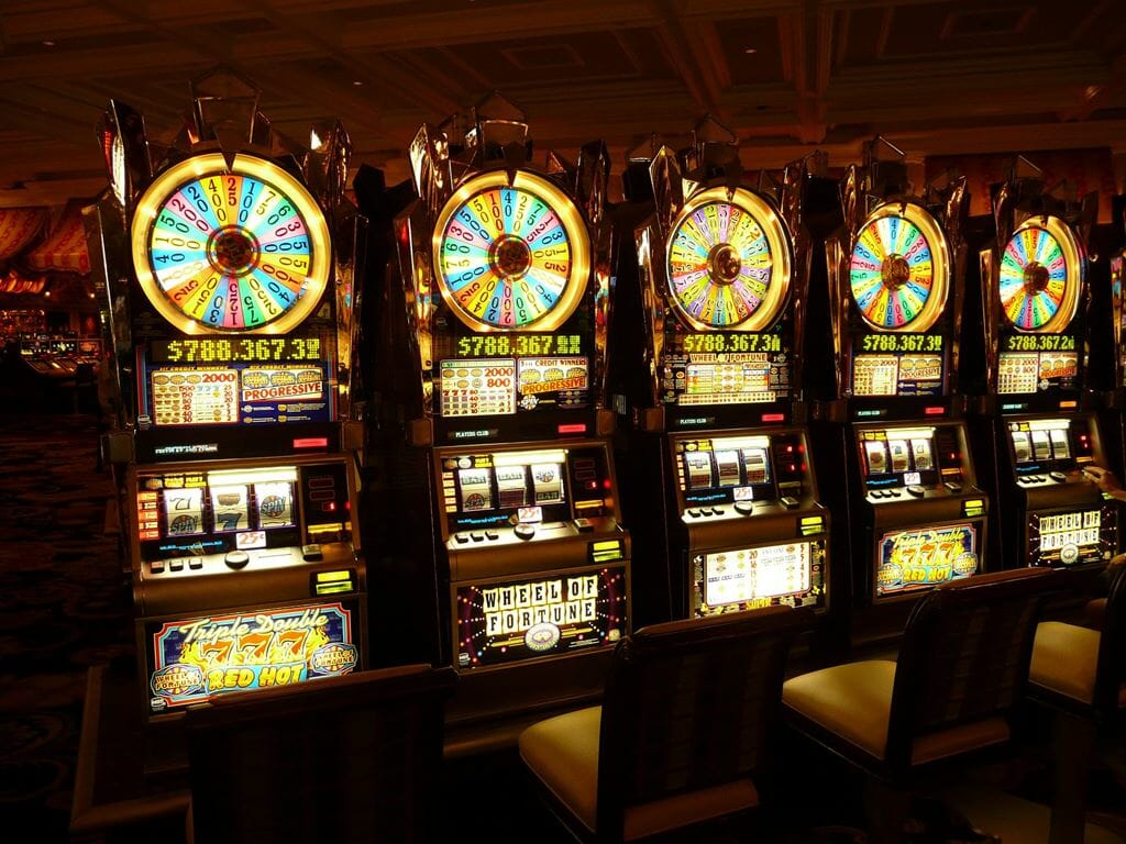 Sa ilang mga bansa kabilang ang Estados Unidos at Asya, ang mga slot machine ang pinakamaraming nilalaro na mga elektronikong laro.