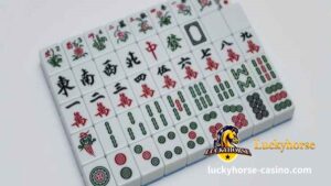 Ang laro ng Mahjong ay binubuo ng mga tile at nilalaro ng apat na manlalaro. Ang Dinastiyang